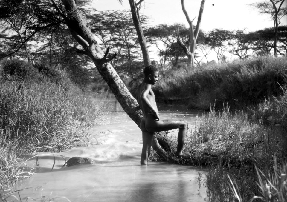 ETH-BIB-Nackter Knabe in Bach in Serengeti-Kilimanjaroflug 1929-30-LBS MH02-07-0514