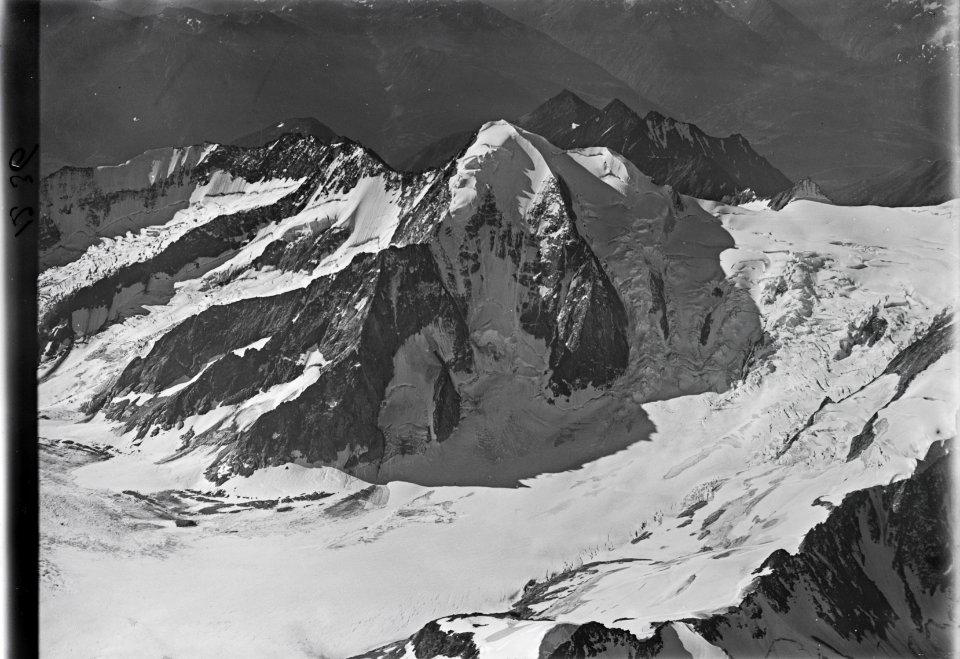 ETH-BIB-Nesthorn, Beichgletscher, Oberaletschgletscher aus 5000 m-Inlandflüge-LBS MH01-001236