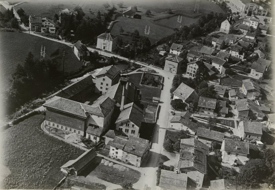 ETH-BIB-Netstal, Teil des Turbinenhauses des Löntschwerks-Inlandflüge-LBS MH03-1807