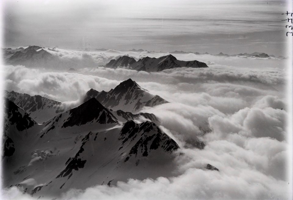ETH-BIB-Nebelmeer über dem Lukmanier, Piz Cristallina, Piz Blas, Piz Rondadura, Piz Scopi Adula v. W. aus 3500 m-Inlandflüge-LBS MH01-003377