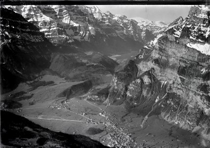 ETH-BIB-Netstal, Riedern, Klöntalersee, Löntschwerk v. N. O. aus 1600 m-Inlandflüge-LBS MH01-005035