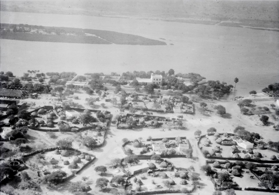 ETH-BIB-Niamey- deutlich sieht man am Ufer des Nigers das weisse Haus des französischen Gouverneurs-Tschadseeflug 1930-31-LBS MH02-08-0094
