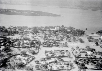 ETH-BIB-Niamey- deutlich sieht man am Ufer des Nigers das weisse Haus des französischen Gouverneurs-Tschadseeflug 1930-31-LBS MH02-08-0094