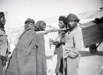 ETH-BIB-Nomaden mit Gewehr vor Flugzeug am Kap Juby-Tschadseeflug 1930-31-LBS MH02-08-1085