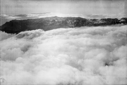 ETH-BIB-Nordafrika empfängt uns mit einem Wolkenmeer aus dem phantastisch die dunkeln Skelette der Rifberge emporragen-Tschadseeflug 1930-31-LBS MH02-08-0076