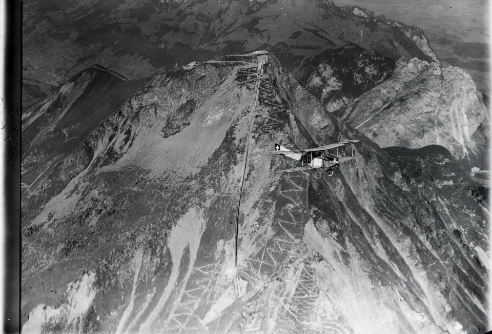 ETH-BIB-Niesen mit Flugzeug v. O. aus 2500 m-Inlandflüge-LBS MH01-001197
