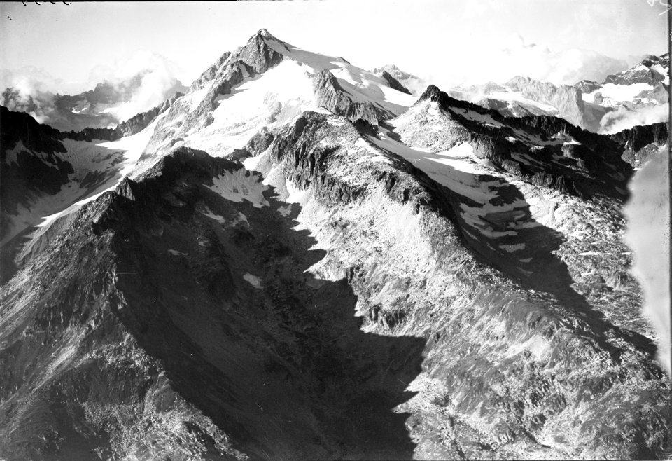ETH-BIB-Oberalpstock, Piz Ault, Windgällen v. S. aus 2500 m-Inlandflüge-LBS MH01-003937