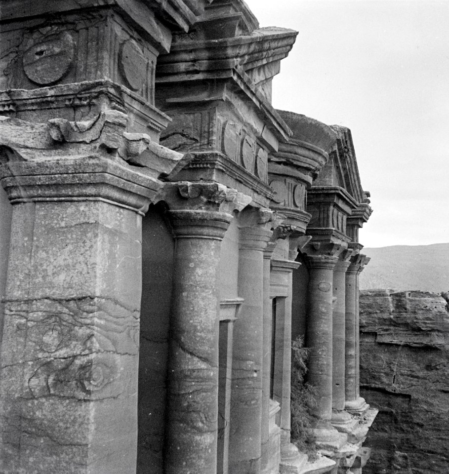 ETH-BIB-Obere Säulenpartie des Tempels Ed Deir, Petra-Abessinienflug 1934-LBS MH02-22-0100