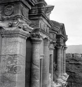 ETH-BIB-Obere Säulenpartie des Tempels Ed Deir, Petra-Abessinienflug 1934-LBS MH02-22-0100