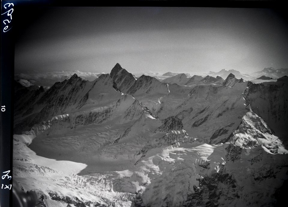 ETH-BIB-Oberer Girndelwaldgletscher, Finsteraarhorn, Schreckhörner v. N. O. aus 3800 m-Inlandflüge-LBS MH01-006593