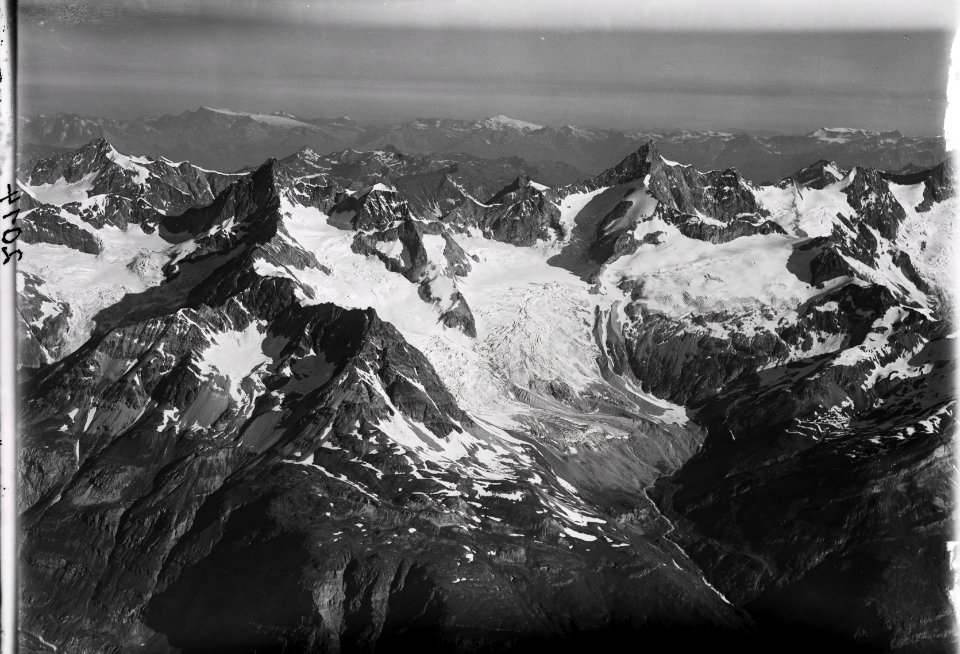 ETH-BIB-Obergabelhorn l. und Zinalrothorn r., Triftgletscher v. N. O. aus 4900 m-Inlandflüge-LBS MH01-002014