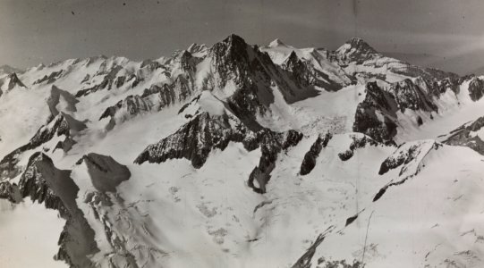 ETH-BIB-Oberaarhorn, Finsteraarhorn, Grünhorn, Jungfrau, Mönch, Eiger-Inlandflüge-LBS MH01-005502