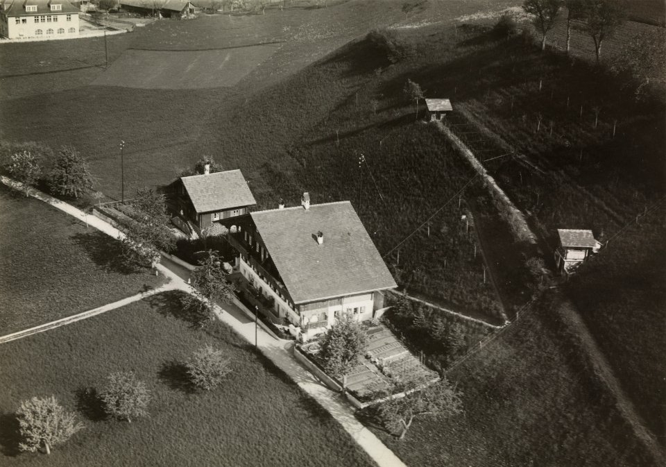 ETH-BIB-Oberdiessbach, Kirchbühlstrasse, links oben das Primarschulhaus-Inlandflüge-LBS MH03-1528