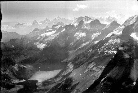 ETH-BIB-Oeschinensee, Blüemlisalpgruppe, Jungfrau, Mönch, Eiger v. W. aus 3500 m-Inlandflüge-LBS MH01-005749