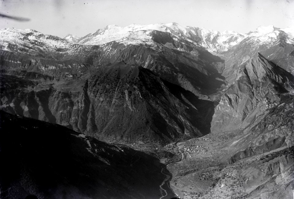 ETH-BIB-Olivone im Bleniotal, Val Camadra, Valle Santa Maria, Piz Medel, Piz Valdurus v. S. aus 2200 m-Inlandflüge-LBS MH01-003550