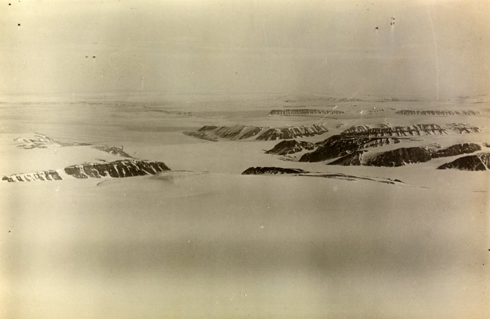 ETH-BIB-Ostküste von Neufriesland zur Hinlopenstrasse von Süd-Westen aus 2000 m Höhe-Spitzbergenflug 1923-LBS MH02-01-0015-A