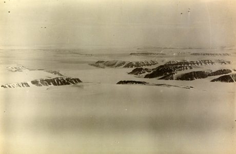 ETH-BIB-Ostküste von Neufriesland zur Hinlopenstrasse von Süd-Westen aus 2000 m Höhe-Spitzbergenflug 1923-LBS MH02-01-0015-A