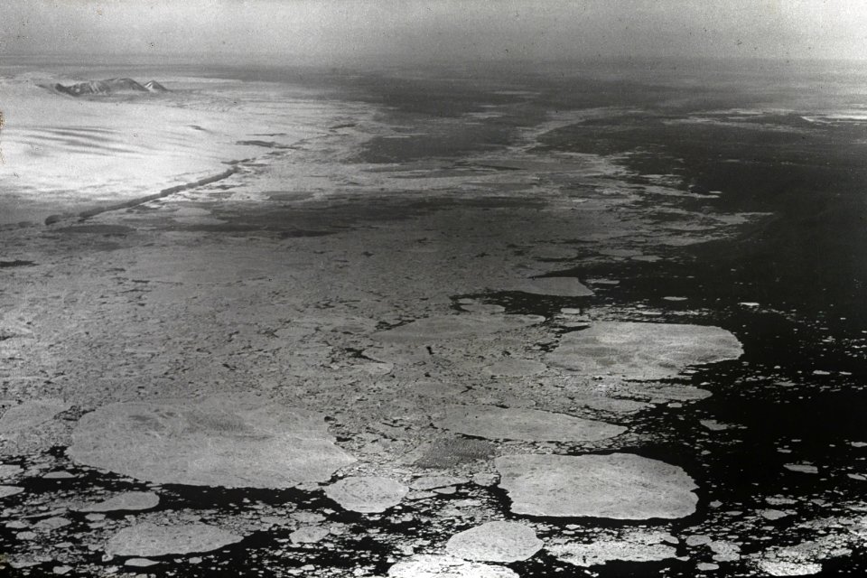 ETH-BIB-Pack- und Treibeis beim Eiskap (Hinlopenstrasse) von Süden aus 2200 m Höhe-Spitzbergenflug 1923-LBS MH02-01-0023