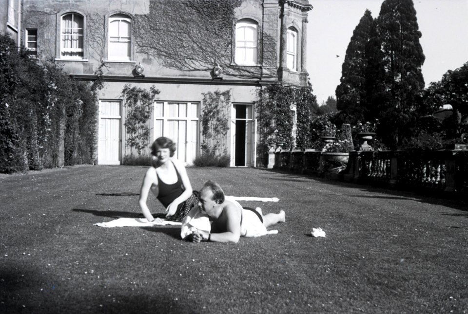 ETH-BIB-Paar im Garten des Landgutes Cherkley Court, Leatherhead-Weitere-LBS MH02-42-0024