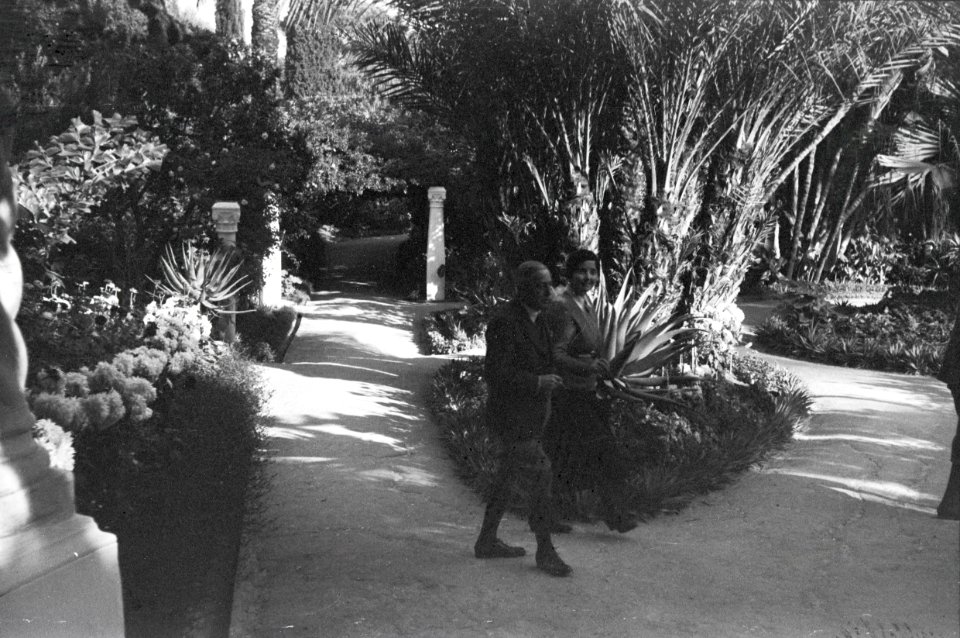 ETH-BIB-Paar in einem Garten zwischen Tunis und Algier-Nordafrikaflug 1932-LBS MH02-13-0079