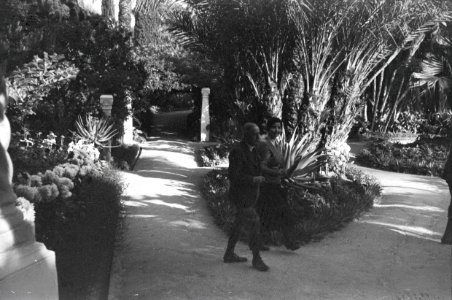 ETH-BIB-Paar in einem Garten zwischen Tunis und Algier-Nordafrikaflug 1932-LBS MH02-13-0079