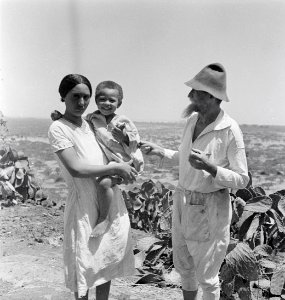 ETH-BIB-Papa Goetz mit Tochter und Kind-Abessinienflug 1934-LBS MH02-22-0734