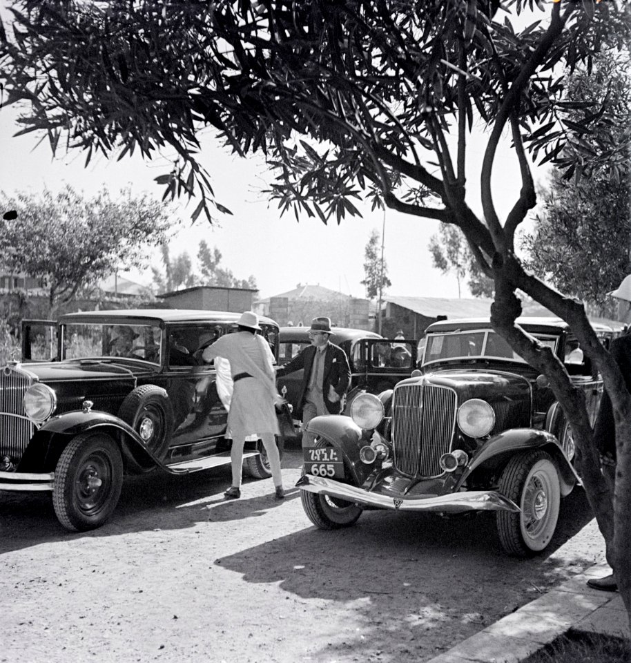 ETH-BIB-Parkierte Autos auf Strasse-Abessinienflug 1934-LBS MH02-22-0791