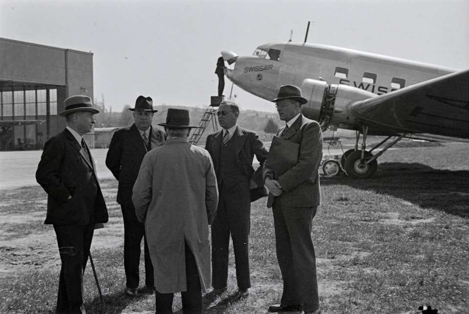 ETH-BIB-Passagiere vor der Douglas DC-2 115-B, HB-ITE in Dübendorf-Inlandflüge-LBS MH05-31-01