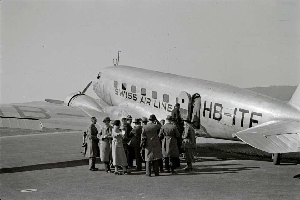ETH-BIB-Passagiere beim Einstieg in die Douglas DC-2 115-B, HB-ITE in Dübendorf-Inlandflüge-LBS MH05-31-09