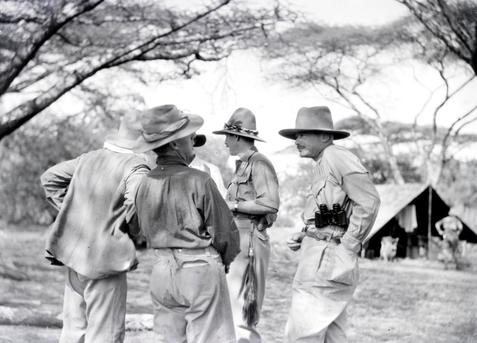 ETH-BIB-Passagiere im Camp Serengeti-Kilimanjaroflug 1929-30-LBS MH02-07-0319