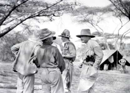 ETH-BIB-Passagiere im Camp Serengeti-Kilimanjaroflug 1929-30-LBS MH02-07-0319