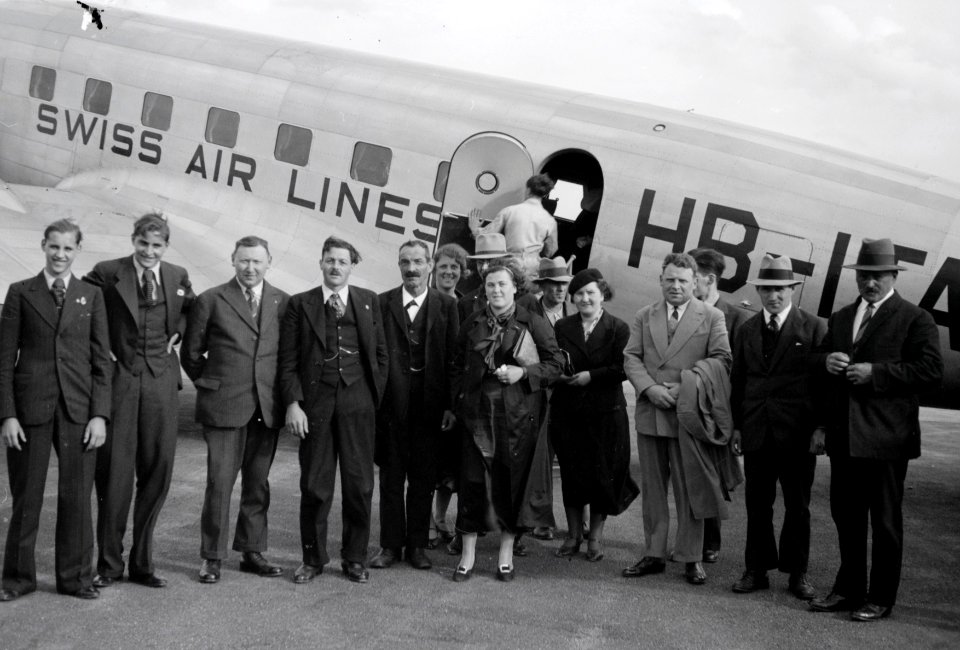 ETH-BIB-Passagiere vor der Douglas DC-2 115, HB-ITA in Dübendorf-Inlandflüge-LBS MH05-32-27