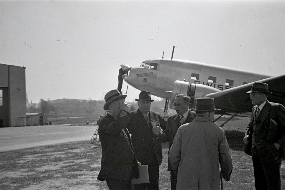 ETH-BIB-Passagiere vor der Douglas DC-2 115-B, HB-ITE in Dübendorf-Inlandflüge-LBS MH05-31-02