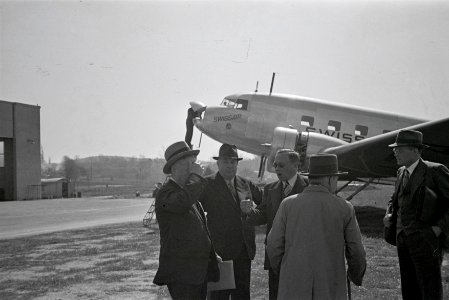 ETH-BIB-Passagiere vor der Douglas DC-2 115-B, HB-ITE in Dübendorf-Inlandflüge-LBS MH05-31-02
