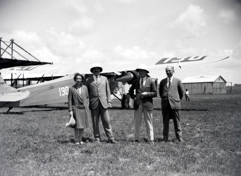 ETH-BIB-Passagiere vor Fokker-Kilimanjaroflug 1929-30-LBS MH02-07-0381