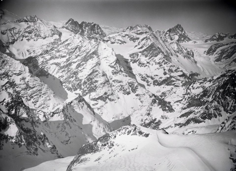 ETH-BIB-Pigne d'Arolla, Evêque und Mont Collon schwarz in der Mitte, Bouquetins und Col des Bouquetins-Tschadseeflug 1930-31-LBS MH02-08-0193