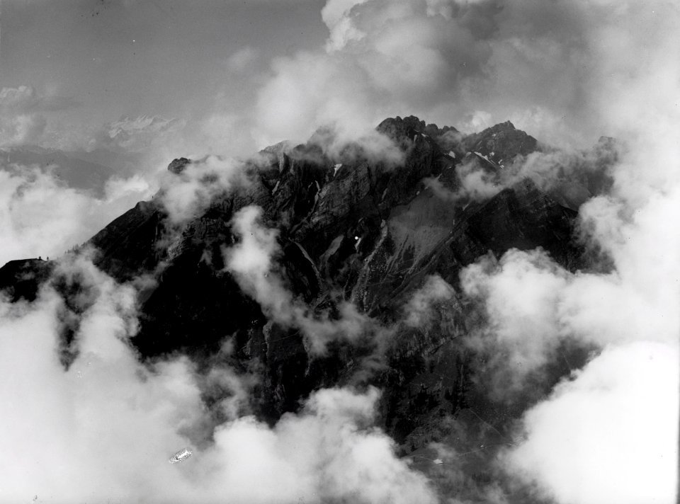 ETH-BIB-Pilatus mit Wolken verhangen v. N. aus 2000 m-Inlandflüge-LBS MH01-000309