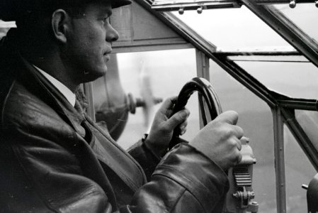 ETH-BIB-Pilot in Flugzeug-Weitere-LBS MH02-14-0019