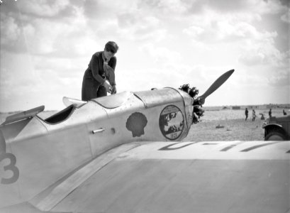 ETH-BIB-Pilotin Elly Beinhorn beim Arbeiten an ihrem Flugzeug, einer Klemm Kl 26, am Kap Juby-Tschadseeflug 1930-31-LBS MH02-08-1039