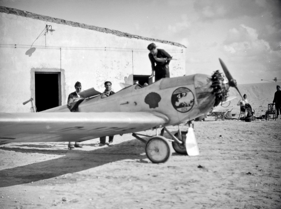 ETH-BIB-Pilotin Elly Beinhorn mit ihrem Flugzeug, einer Klemm Kl 26, am Kap Juby-Tschadseeflug 1930-31-LBS MH02-08-1038