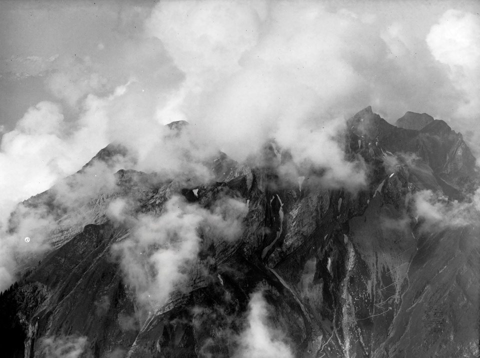 ETH-BIB-Pilatus mit Wolken verhangen v. N. aus 2000 m-Inlandflüge-LBS MH01-000308