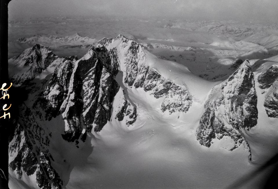 ETH-BIB-Piz Bernina, Piz Morteratsch, Piz Scerscen, Piz Alv, La Spedia, Crast Agüzza-Inlandflüge-LBS MH01-007676