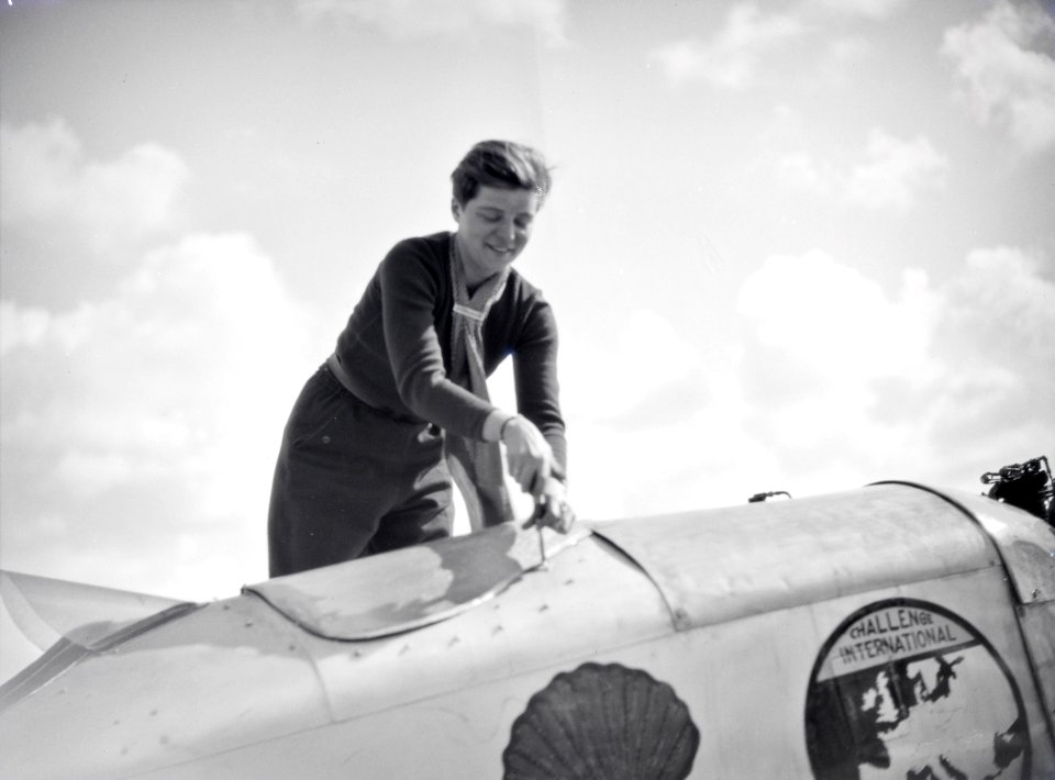 ETH-BIB-Pilotin Elly Beinhorn beim Arbeiten an ihrem Flugzeug am Kap Juby-Tschadseeflug 1930-31-LBS MH02-08-1037