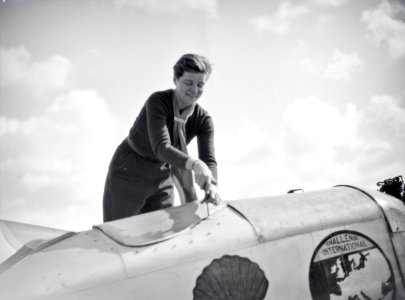 ETH-BIB-Pilotin Elly Beinhorn beim Arbeiten an ihrem Flugzeug am Kap Juby-Tschadseeflug 1930-31-LBS MH02-08-1037