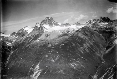 ETH-BIB-Piz Belvair, Piz Kesch, Val d'Es-chia v. S. O. aus 3000 m-Inlandflüge-LBS MH01-003801