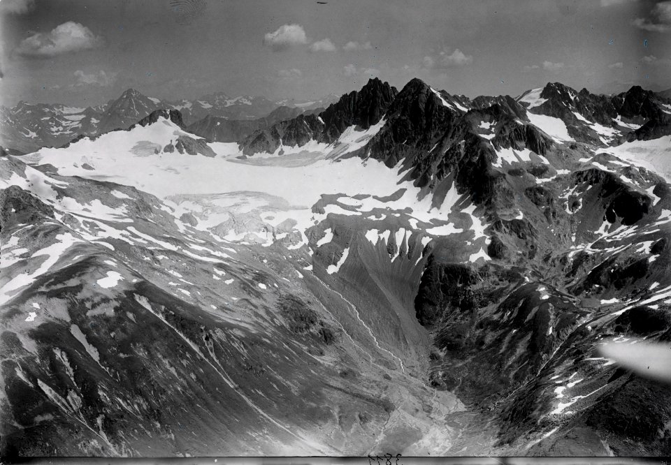ETH-BIB-Piz Grialetsch, Grialetschgletscher, Piz Vadretsch, Piz Linard v. W. aus 3400 m-Inlandflüge-LBS MH01-003811