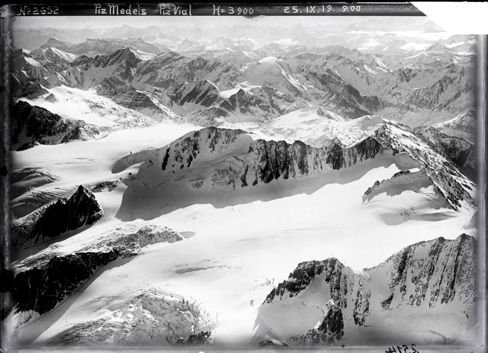 ETH-BIB-Piz Medel, Glatscher da Medel, Medelsgletscher aus 4000 m-Inlandflüge-LBS MH01-002514