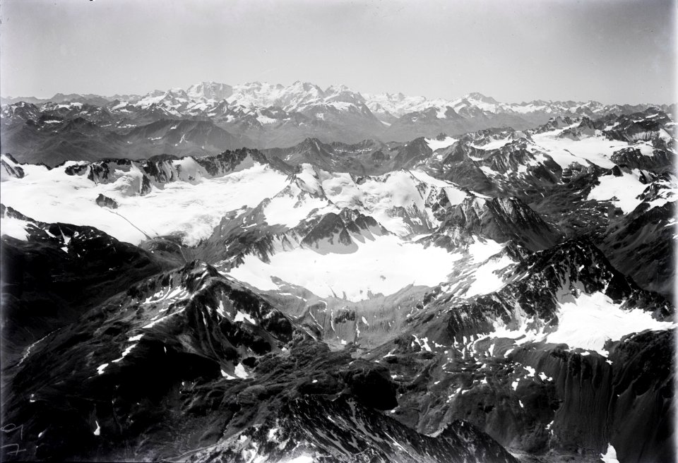 ETH-BIB-Piz Radönt, Piz Vadret, Piz Kesch, Berninagruppe v. N. aus 3500 m-Inlandflüge-LBS MH01-003890