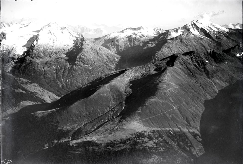 ETH-BIB-Piz Medel, Cristallina Pass, Piz Scopi v. N. aus 2500 m-Inlandflüge-LBS MH01-003936