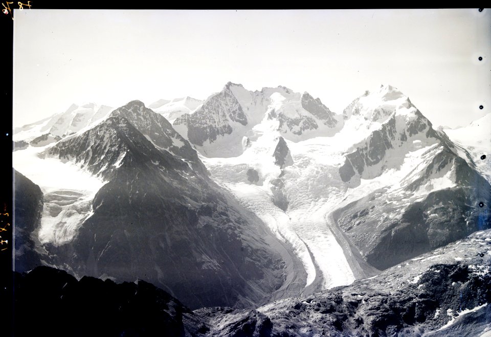 ETH-BIB-Piz Morteratsch, Piz Bernina, Piz Scerscen, Fuorcla Surlej v. N. W. aus 3300 m-Inlandflüge-LBS MH01-007876